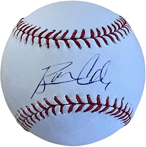 בובי קוקס חיצה את הבייסבול הרשמי של ליגת המייג'ור - כדורי בייסבול חתימה