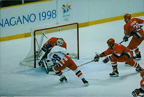 תצלום וינטג 'של שחקני הרפובליקה צ'קק וארהב משחקים הוקי במהלך אולימפיאדת 1998.
