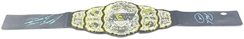 ריי פניקס פנטגון ג'וניור. חגורת אליפות חתומה PSA/DNA AEW NXT WRES חתימה - גלימות היאבקות, גזעים וחגורות חתימה